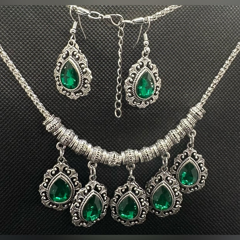 💎 💚Stunning Vintage Silver tone & Emerald Green Dangle Necklace Earring Set💚 💎